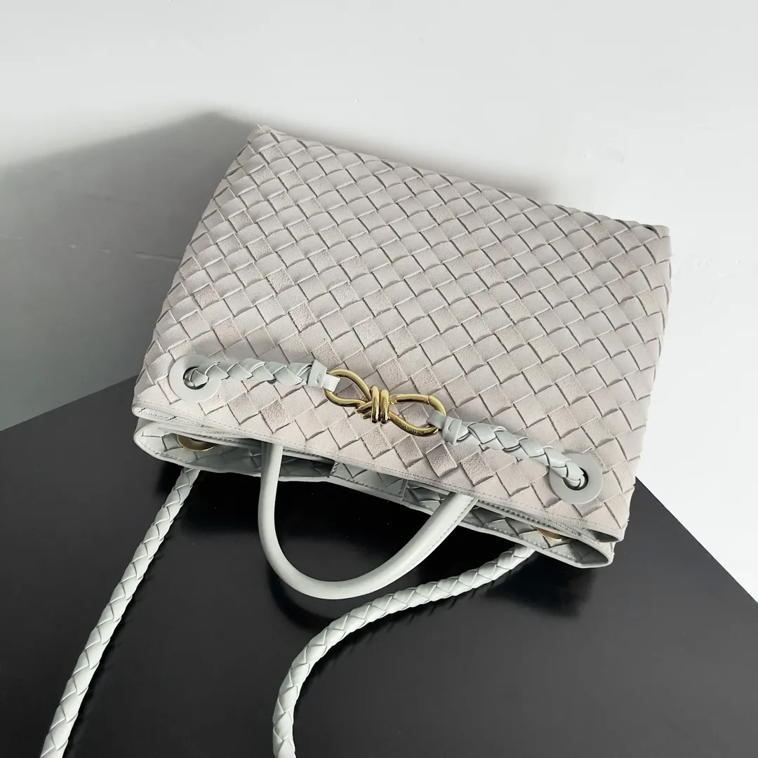 The 2023 new Andiamo batch of 2260 BV has been shipped‼ ️Really popular🔥The new Andiamo woven handbag launched by Bottega Veneta this season is really popular all over the world! ! Celebrities at home and abroad have worn it, and Oscar-winning actress Michelle Yeoh has taken it out on the street. Song Jia, Trai Yara, Yu Feihong, Sanji Ayaka, Rosie Hunting-Whiteley, Yoshioka Riho, etc. have all picked up this bag. It is classic and versatile, showing off its temperament, and the bag capacity is also large, which is very convenient for daily commuting! ! A variety of carrying methods, the shoulder straps can be adjusted by yourself, the original lambskin feels soft and delicate, and the neutral style is made to break gender boundaries and bring a more practical and long-lasting use experience. Andiamo, which has both elegant and casual styles, perfectly interprets the true appearance of "fashionable old money style". Style number: 743572 Size: 32*24*12